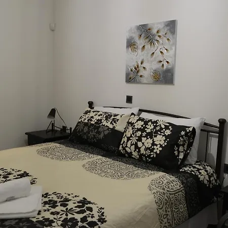 Daire Katsaros - Elegant In Nafplio Ária